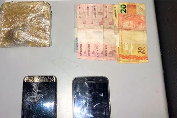 Após perseguição e disparos em moto, PM prende casal com grande tablete de crack