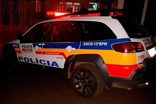 Jovem sem máscara acaba preso após jogar pedras e danificar carro e viatura da PM