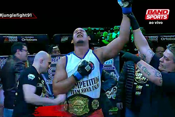 Roger “The Tiger” imobiliza adversário e fica com cinturão dos pesos pesados no Jungle Fight