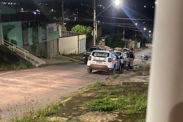 Homem é preso após agredir familiares, ameaçar de morte e morder policiais em Patos de Minas