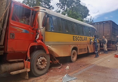 Acidente entre caminhões e micro-ônibus escolar deixa seis pessoas feridas na MG-188