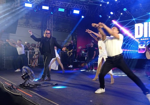 Dino Fonseca canta "Under Pressure" do Queen na Fenapraça. Alguém se lembra? Veja ao vivo