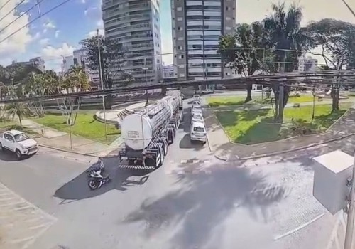 Motorista de bitrem é preso em flagrante após acidente com moto no Centro de Patos de Minas