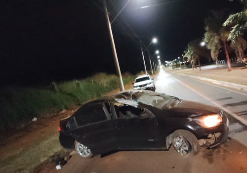 Homem toma carro de assalto, capota veículo e vítima fica gravemente ferida em Patrocínio