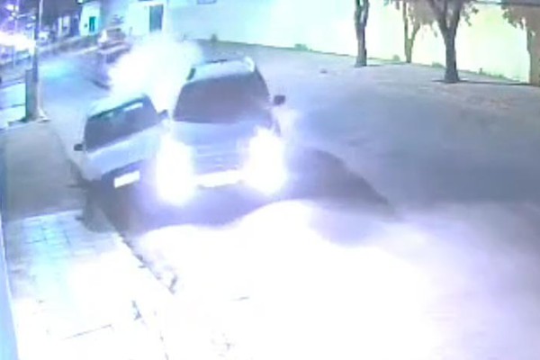 Vídeo mostra picape batendo em veículo estacionado e fugindo em Patos de Minas; veja