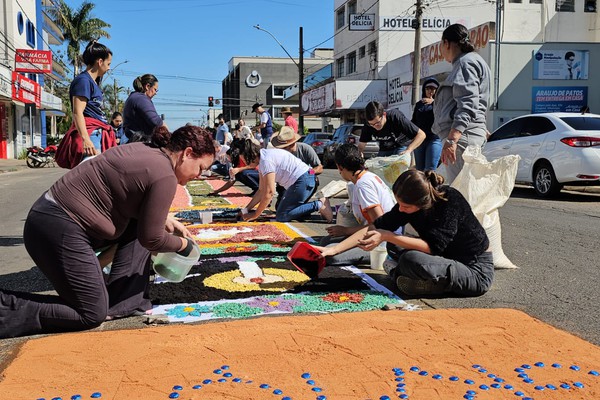 Centenas de fiéis se reúnem para confeccionar os tapetes de Corpus Christi; veja como ficou