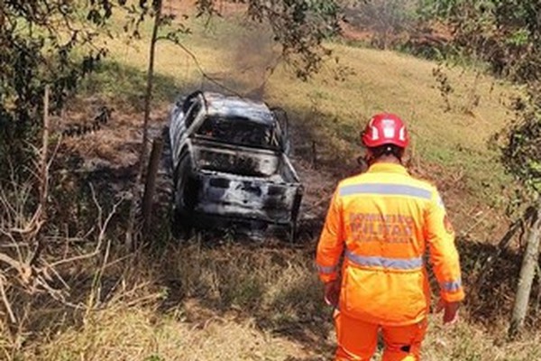 Caminhonete acaba incendiada após motorista bater em dois veículos e fugir