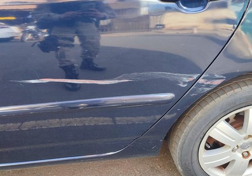 Carro avança a parada, bate em motocicleta e deixa condutora e passageira feridas