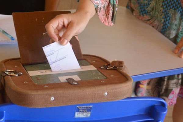 Escolas estaduais escolhem hoje seus diretores e vice-diretores por meio de eleição em Patos de Minas