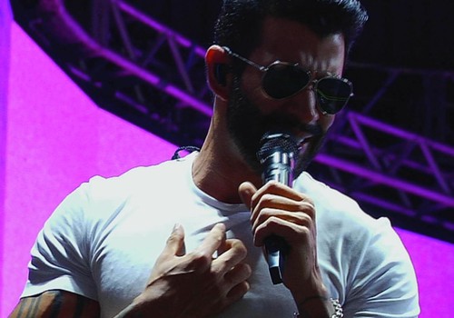 Gusttavo Lima se lembra de motel patense em "Vamos morar nesse motel"; veja ao vivo