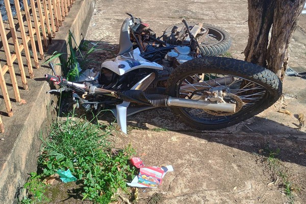 Motociclista é arremessado e sofre ferimentos graves após bater em caminhonete, em Patos de Minas