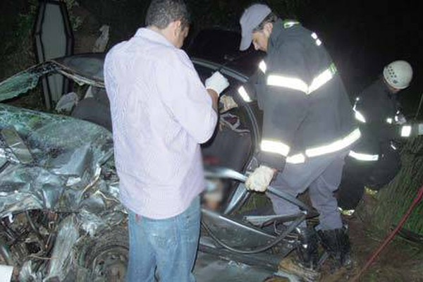 Mãe e filho morrem em grave acidente na MGC 354 perto de Lagamar