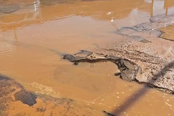 Adutora da Copasa que rompeu no final de semana e deixou 22 bairros sem água volta a ter vazamento