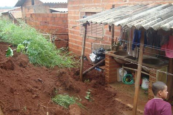 Deslizamentos de barrancos deixam moradores em alerta no Jardim Esperança.