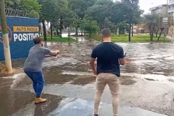 Temporal deixa ruas alagadas e moradores fazem até pescaria em nova inundação