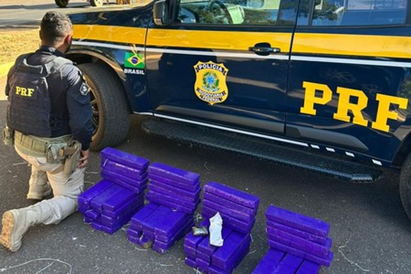 PRF aborda carro em baixa velocidade na BR 365 e encontra porta-malas abarrotado de maconha, haxixe e merla