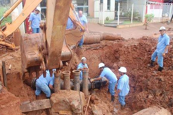 Obras na Ivan Borges rompem adutora e parte alta da cidade está sem água há 3 dias
