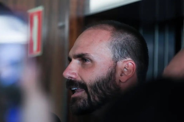 Moraes diz que Eduardo Bolsonaro está nos EUA para fugir da lei