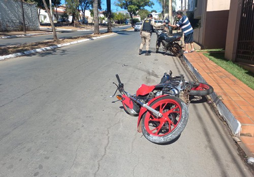 Jovem é flagrado “dando grau”, tenta fugir, bate em outro motociclista e acaba ferido e detido