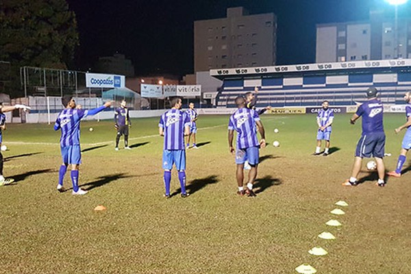 URT treina à noite e embarca reforçado para Natal em busca do acesso a Série C do Brasileiro