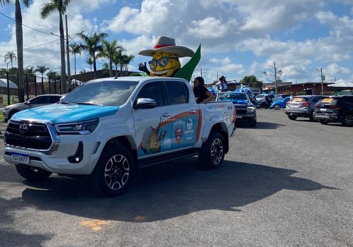 Carreata com as candidatas a Rainha Nacional do Milho e apoiadores percorre diversas ruas de Patos de Minas