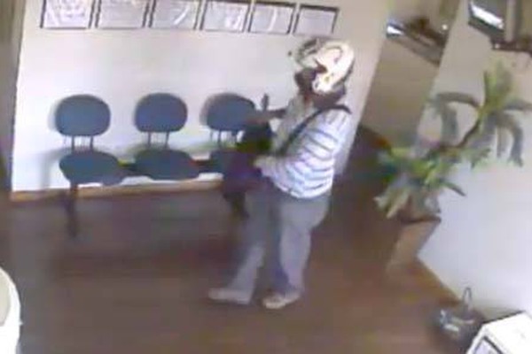 Ladrão furta malote de empresa e imagens podem ajudar a identificar criminoso