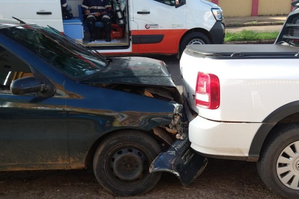 Jovem de 21 anos fica ferido ao perder o controle da direção e bater em cheio em carro parado