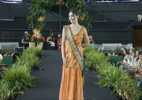 Glória Marra, Princesa Nacional do Milho 2024, mostra sua simpatia e beleza na passarela; veja ao vivo