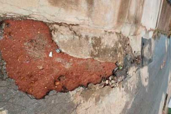 Moradores reclamam de más condições de tráfego em rua no bairro Residencial Barreiro