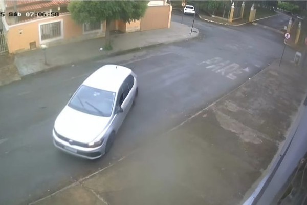 Homem passa de carro, leva bolsa de idosa a deixando no chão, mas acaba preso no Aurélio Caixeta