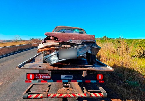 Leite derramado na pista provoca acidente com vítima na BR 352, em Patos de Minas