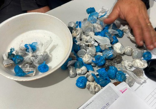 Operação no Presídio de Patos de Minas encontra dezenas de buchas de maconha em cela