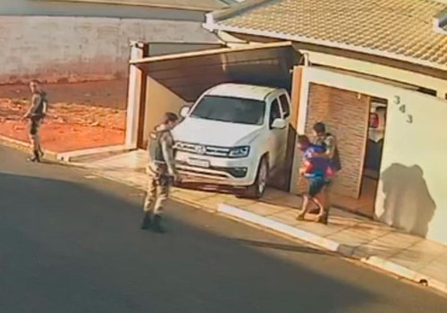 Homem que invadiu casa da ex com caminhonete vai responder por 7 crimes em Rio Paranaíba; veja