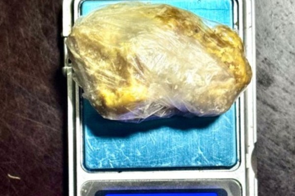 Suspeito de assaltar academia e levar mais de R$ 2 mil é preso com crack após ameaça e resistência