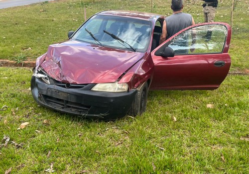 Carro para em cima de canteiro após motorista avançar parada obrigatória; ninguém ficou ferido
