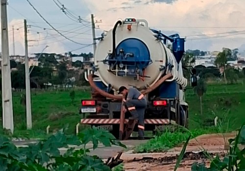 De quem são e pra que servem os caminhões flagrados despejando dejetos na rede de esgoto
