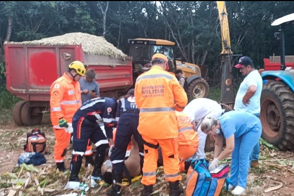 Funcionário tem que ser resgatado após ficar com perna presa em máquina de silagem