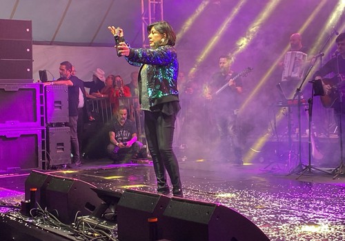 Roberta Miranda canta o sucesso “Garçom” e público forma coral na Fenapraça 2026; veja ao vivo