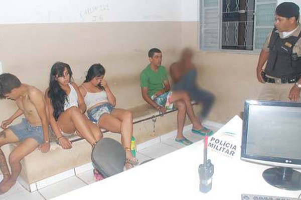 Assaltantes invadem festinha com garotas de programa e roubam carro, joias e dinheiro