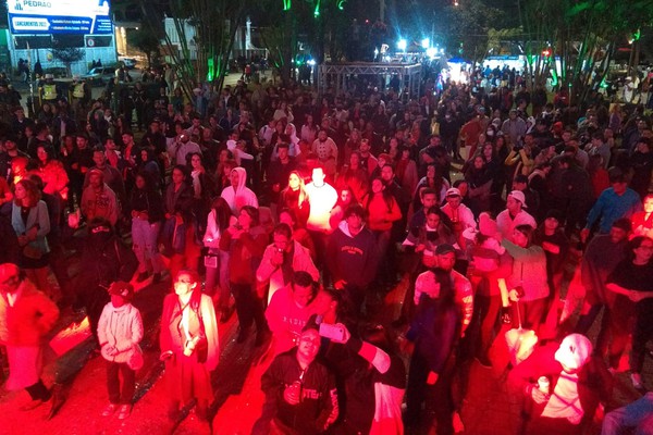 Dino Patense canta de Legião Urbana a U2 no palco principal e empolga o público da Fenapraça; Ao Vivo