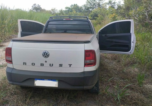 Homens desrespeitam ordem da PRF na BR 365, abandonam carro roubado e fogem para o mato