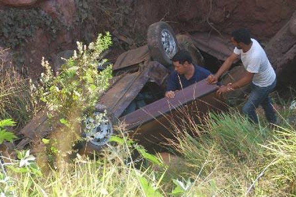 Carro que puxava animais vai parar em cratera após perder controle na MGC 354