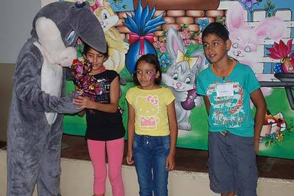 Jovens levantam cedo para fazer a páscoa de crianças carentes em Patos de Minas