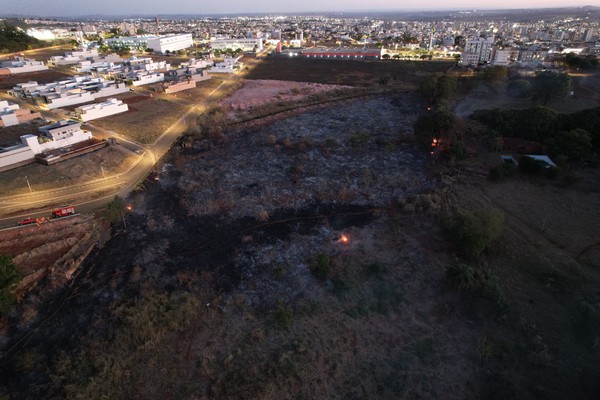 Bombeiros atuam por mais de duas horas para conter incêndio em vegetação, em Patos de Minas