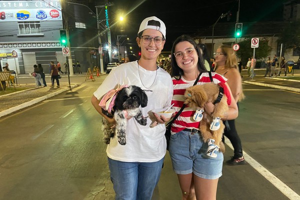 Cachorrinhos estilosos chamam a atenção na Fenapraça 2026; veja ao vivo