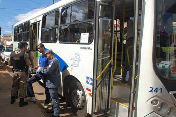 Criança precisa ser socorrida ao ter braço prensado na porta do coletivo