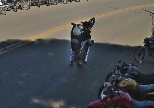 Jovem é preso após empinar moto, fugir da PM e colocar pessoas em risco em Patos de Minas