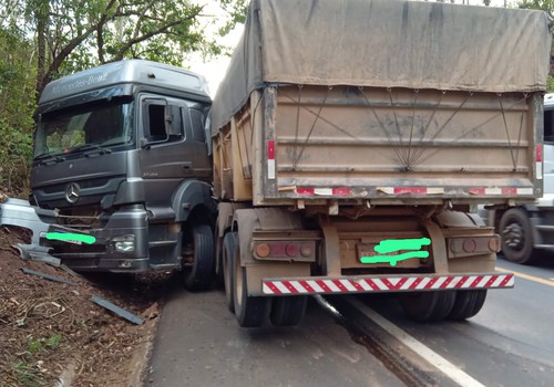Motorista de caçamba acaba preso após bater na traseira de caminhonete que capotou na MGC 354