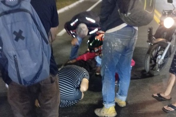 Idoso de 87 anos fica em estado gravíssimo após ser atropelado por motociclista na avenida JK
