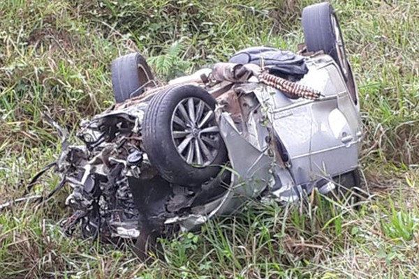 Duas pessoas morrem na BR365 em grave acidente provocado por peça de carreta